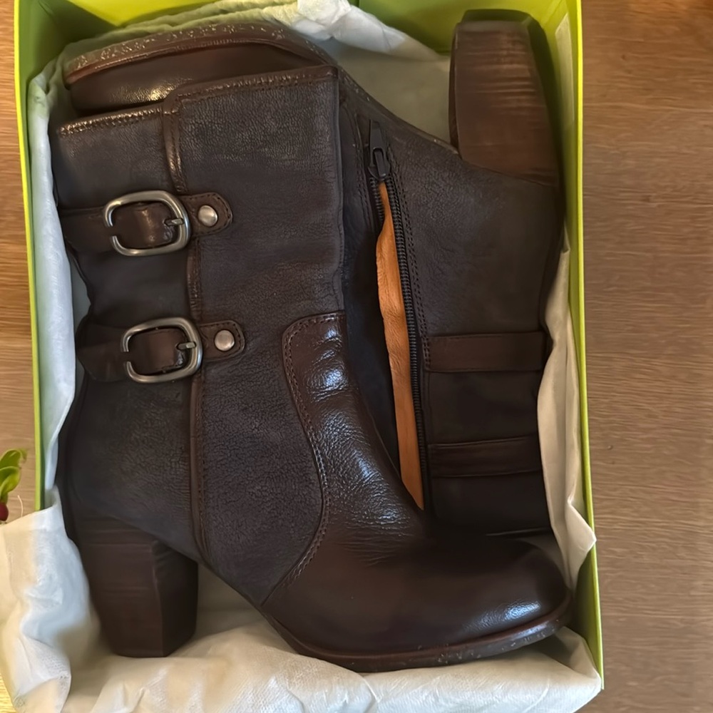 NAYA Lightning Boots